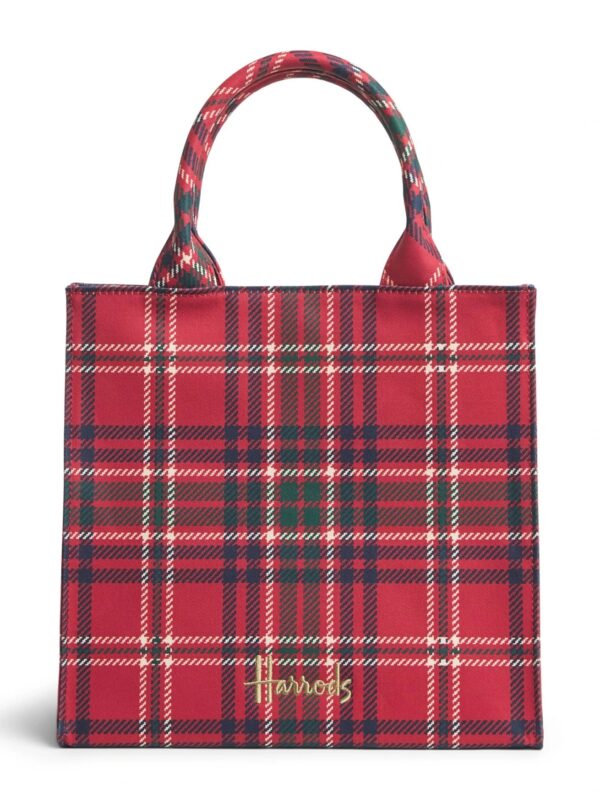 英國 Harrods 紅色格紋棉質手提包正面,展示全包身 Tartan 印花與金色磁扣
