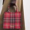 HDBA2622014-14_4-mc Harrods 紅色 Tartan 手提包提手特寫,格紋印花延伸至雙手提帶與金色五金細節
