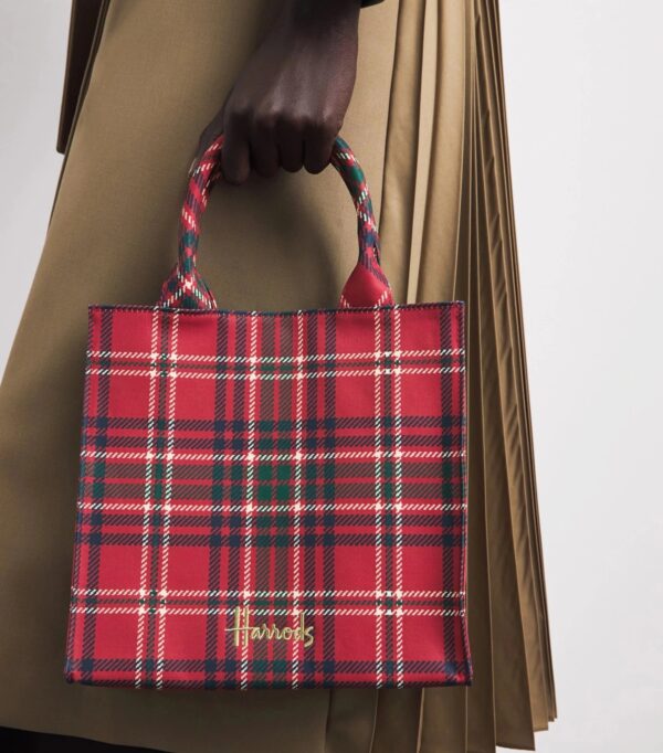 HDBA2622014-14_4-mc Harrods 紅色 Tartan 手提包提手特寫,格紋印花延伸至雙手提帶與金色五金細節