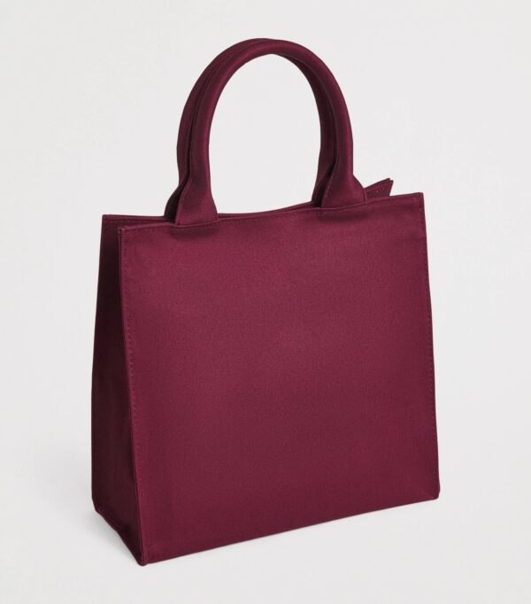 HDBA2622015-18_2-mc Harrods Small Logo Tote Bag 側面角度,展示酒紅斜紋棉布材質與包體立體結構