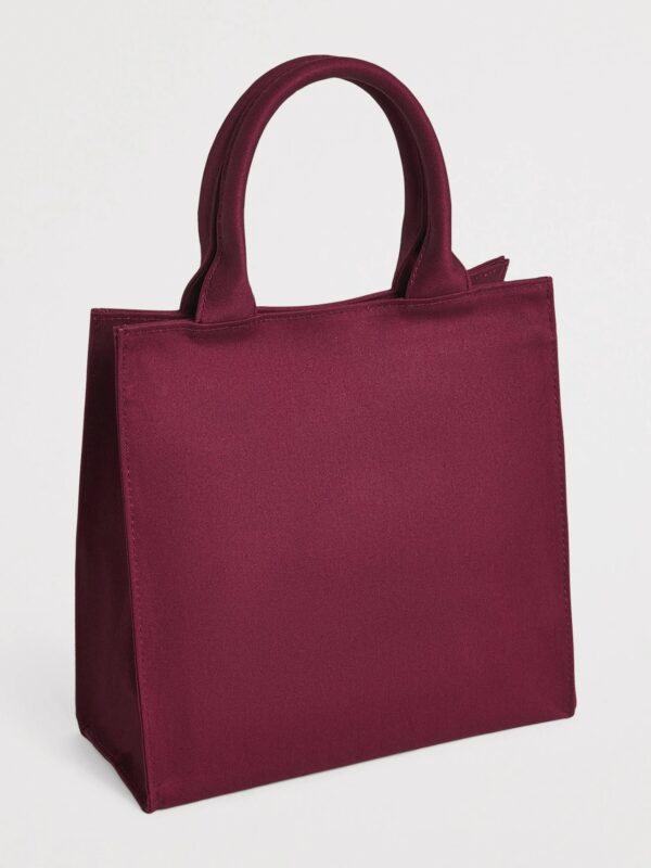 Harrods Small Logo Tote Bag 側面角度,展示酒紅斜紋棉布材質與包體立體結構