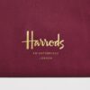 HDBA2622015-18_4-mc Harrods 酒紅小托特包手持情境圖,展現輕巧尺寸與日常搭配質感
