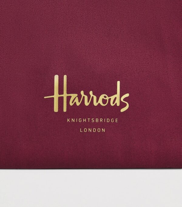 HDBA2622015-18_4-mc Harrods 酒紅小托特包手持情境圖,展現輕巧尺寸與日常搭配質感
