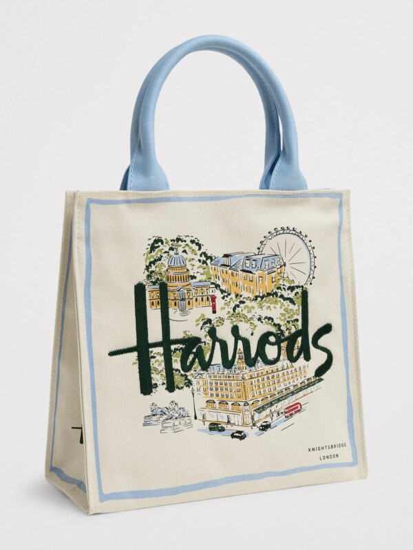 Harrods 城市故事帆布袋側面與底部,展示可拆卸硬底座結構與袋身深度