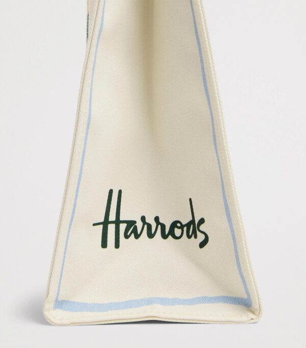 HDBA2632001-00_3-mc Harrods 城市故事帆布袋帆布印花細節特寫,呈現特拉法加廣場獅像與聖保羅大教堂圖案