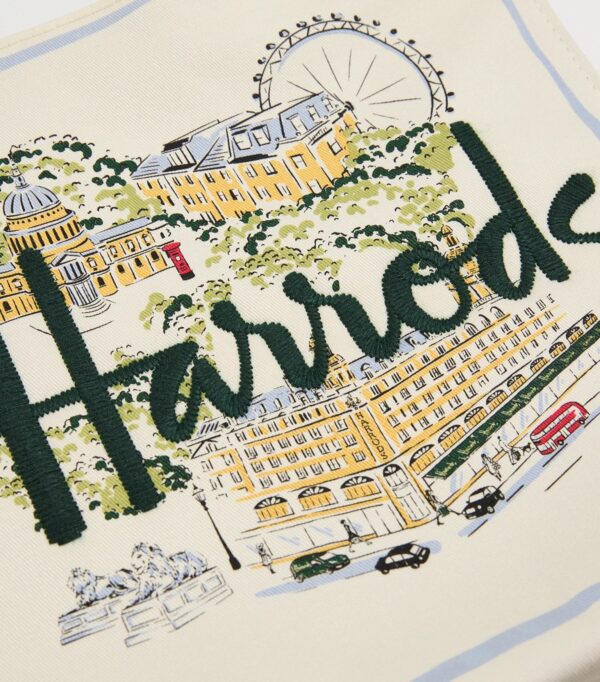 HDBA2632001-00_4-mc Harrods 城市故事米白帆布手提袋平放全覽,展示雙手提帶與整體比例尺寸
