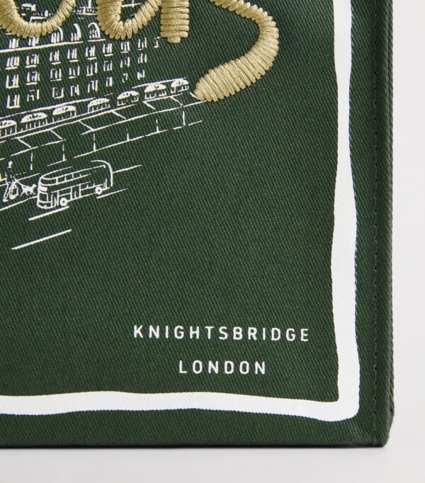 HDBA2632001-55_4-mc Harrods Small City Stories Tote Bag 提帶與整體比例展示,搭配日常穿搭情境