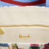 HDBA2632002-00_4 Harrods 流蘇帆布手提包平放俯視圖,呈現印花圖騰與整體尺寸比例