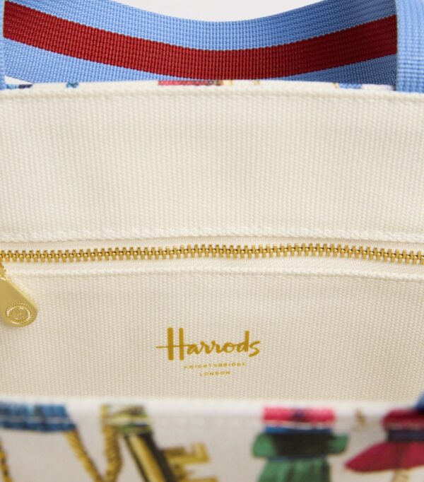 HDBA2632002-00_4 Harrods 流蘇帆布手提包平放俯視圖,呈現印花圖騰與整體尺寸比例