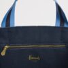 HDBA2632002-69_4 Harrods 深藍印花帆布包流蘇細節與金色五金配件近拍