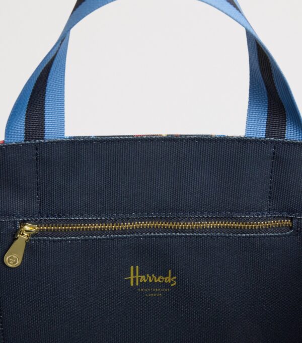 HDBA2632002-69_4 Harrods 深藍印花帆布包流蘇細節與金色五金配件近拍