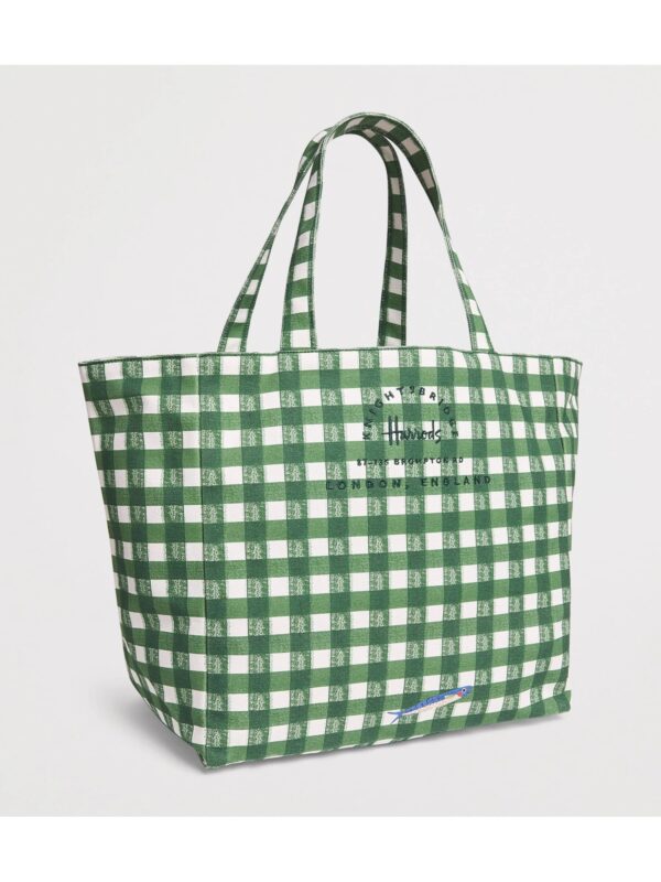 Harrods 綠色格紋肩背包側面角度,呈現 H33×W55×D22cm 的寬敞立體輪廓