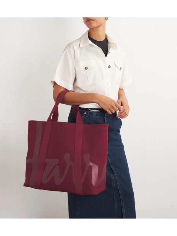 HDBB2612005-19_6-mc 模特兒肩背 Harrods 酒紅色 Logo 托特包,展現日常穿搭實際背負效果