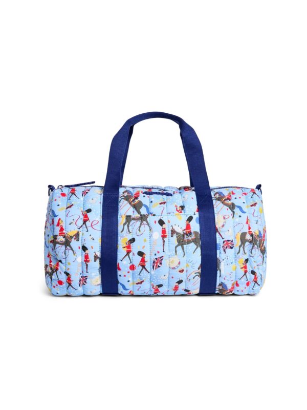 HDBB2612007-62-quilted-trooping-the-colour-duffle-bag-1-uni Harrods 皇家閱兵滿版印花粉藍尼龍旅行袋