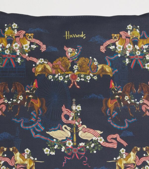 HDBB2622005-69_4-mc Harrods Great British Tote Bag 整體平鋪展示,完整呈現英倫地標與動物圖騰印花細節