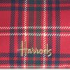 Harrods Tartan Zipped Tote Bag 內部插袋展示，搭配生活場景陳設