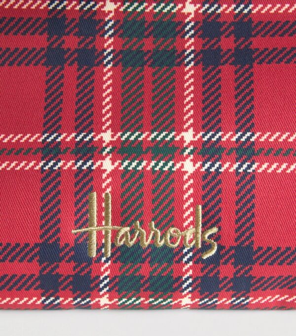 Harrods Tartan Zipped Tote Bag 內部插袋展示，搭配生活場景陳設