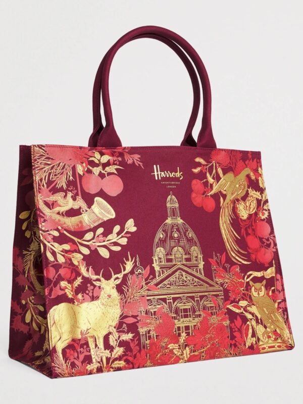 Harrods 紅色棉質購物袋側面與側身細節,顯示約 18cm 深度與雙手提帶