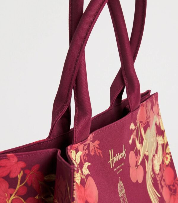 HDBB2622015-14_4-2-mc Harrods 節日手提袋提花圖案近拍,呈現繁茂花卉、動物紋樣與正紅色調細節