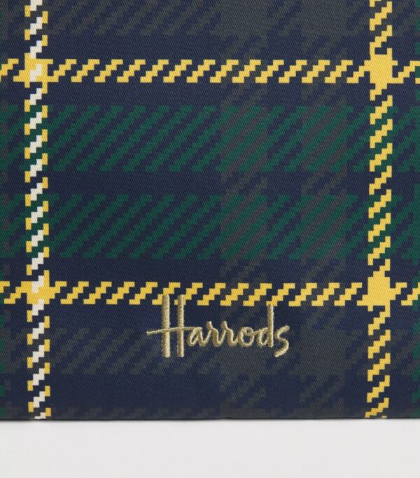 Harrods 格紋托特包內部插袋細節，展示收納機能