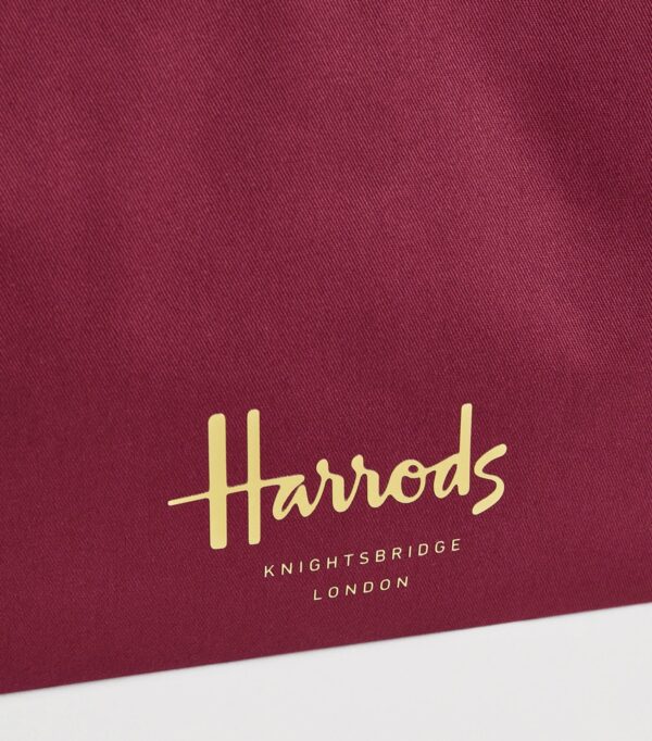 HDBB2622019-18_4-mc Harrods Logo Tote Bag 平放全覽,呈現整體酒紅燙金配色與包款比例