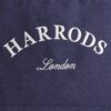 HDBB2632002-69_4-mc Harrods 藍色刺繡托特包完整外觀,搭配生活場景展現日常實用質感