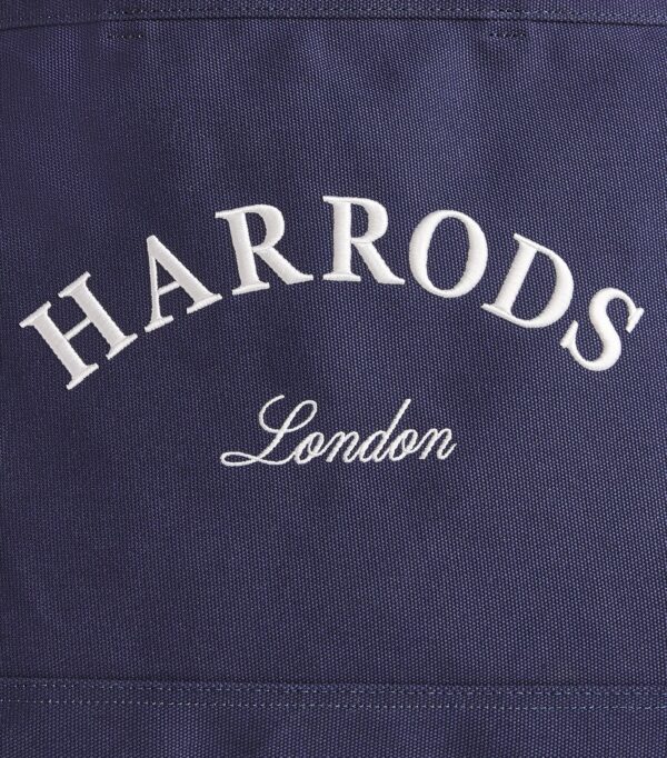 Harrods 藍色刺繡托特包完整外觀，搭配生活場景展現日常實用質感