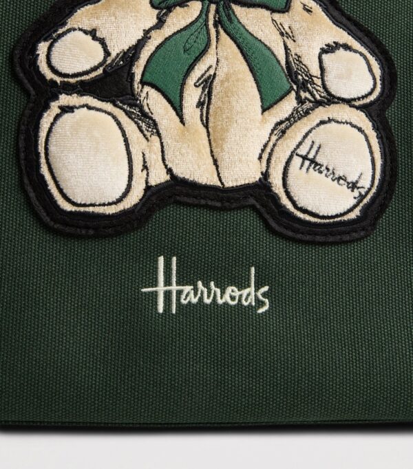 HDBB2632003-55_3-mc Harrods 亨利熊托特包內部拉鍊口袋特寫,展示收納功能與布料質感