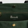 HDBB2632003-55_4-mc Harrods 亨利熊綠色托特包整體造型平拍,搭配品牌標誌細節