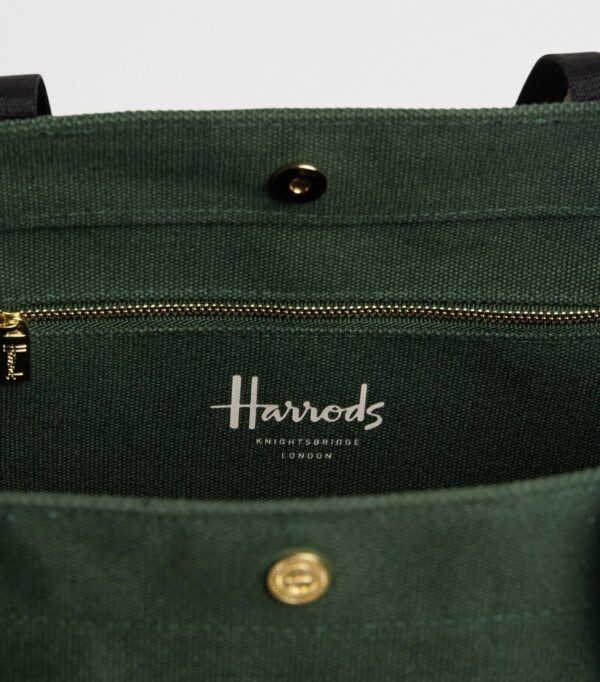 HDBB2632003-55_4-mc Harrods 亨利熊綠色托特包整體造型平拍,搭配品牌標誌細節
