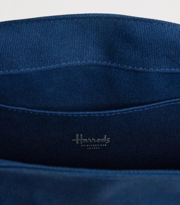 HDBB2632004-69_3-mc Harrods 飛馬刺繡手提包局部特寫,銀色刺繡飛馬與旗幟圖案精緻工藝呈現