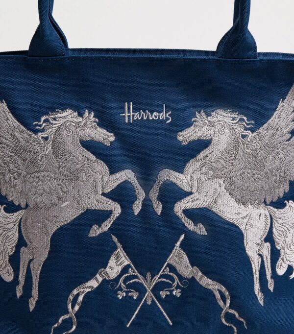 HDBB2632004-69_4-mc Harrods 帆布托特包平放全覽,深藍底色搭配飛馬印花,展示整體尺寸比例