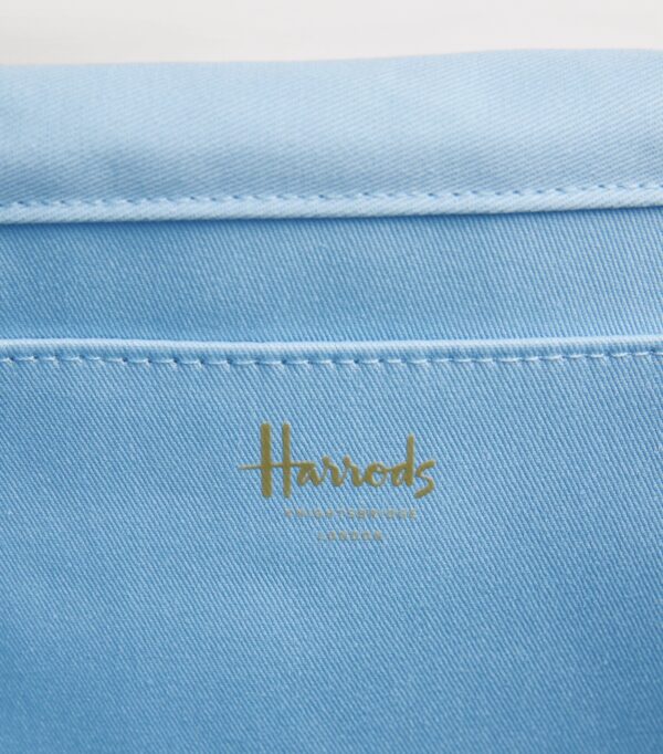HDBB2632005-00_3 Harrods 托特包刺繡細節特寫,清晰呈現特拉法加廣場獅像、聖保羅大教堂等倫敦地標圖案