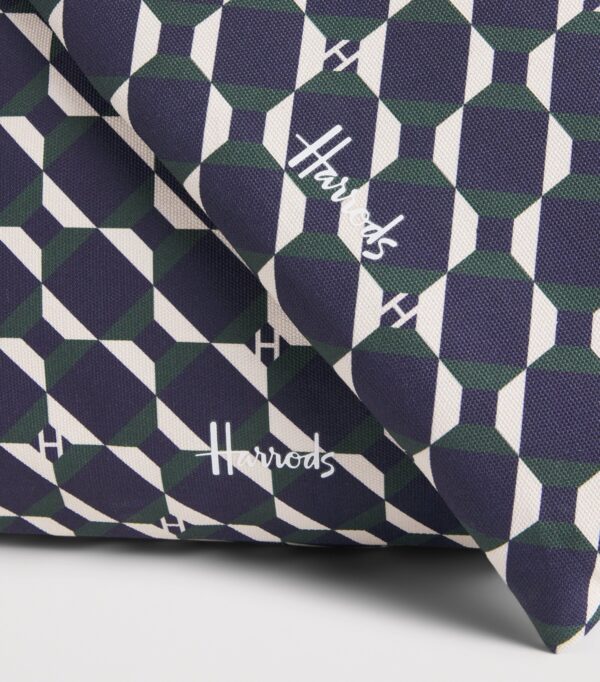 Harrods 幾何托特包摺疊收入隨附綠色收納袋，展示可折疊收納設計