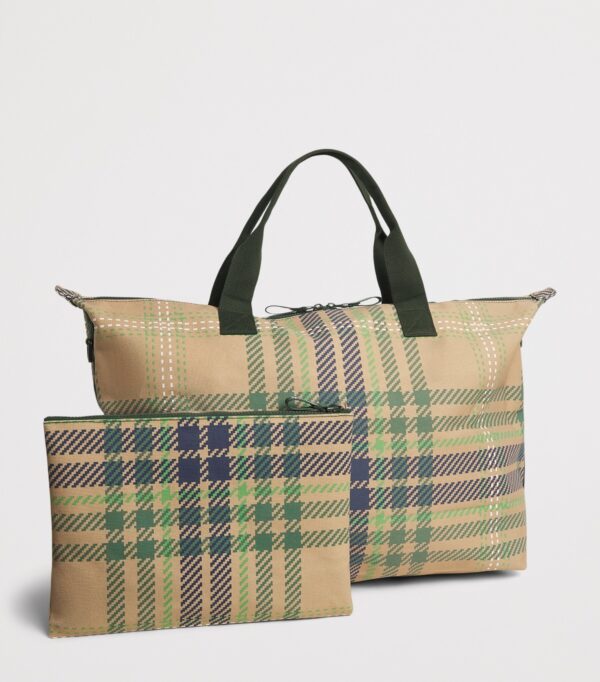 HDBB2632007-55_2 Harrods 格紋托特包側面與深度展示,呈現 35cm x 57cm x 18cm 寬敞容量