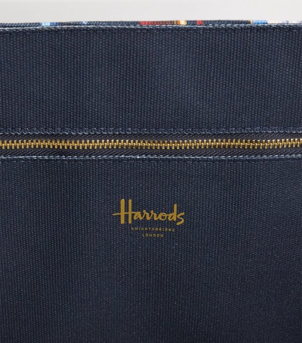HDBB2632009-69_4 Harrods 流蘇托特包搭配日常穿搭情境,展現英倫復古通勤風格