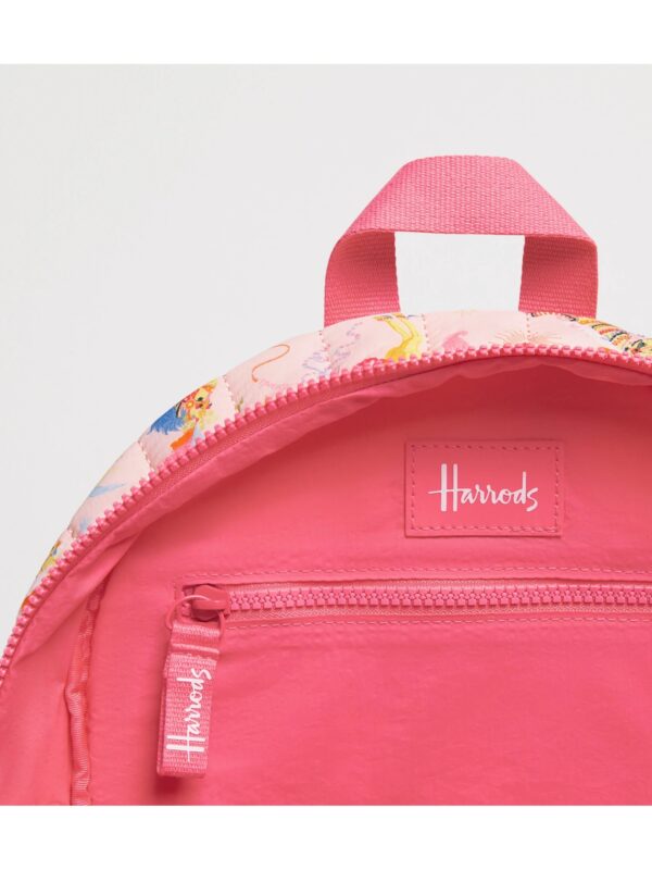 HDBC2612001-12_2-mc Harrods 粉紅後背包背面與可調式肩帶特寫,展示尼龍材質質感與背負設計
