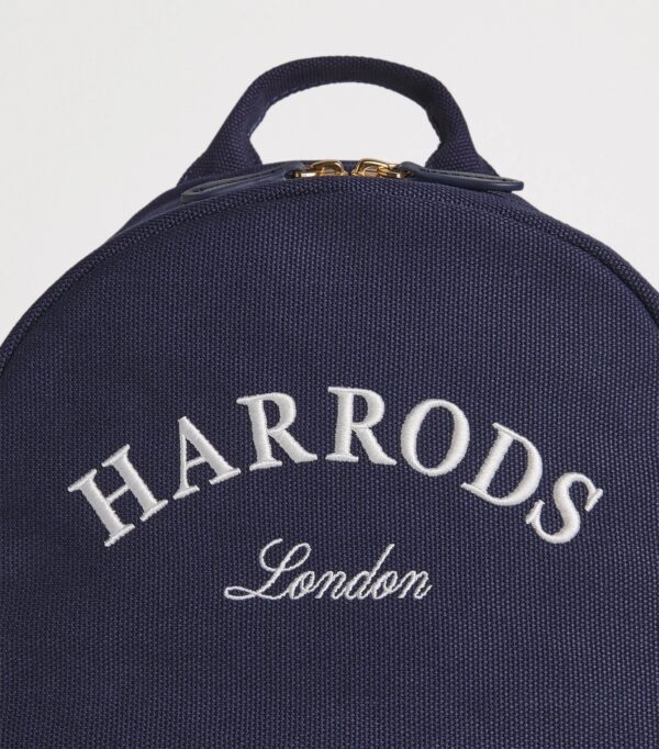 Harrods 刺繡背包開口內部與前拉鍊口袋細節，展示多隔層收納空間