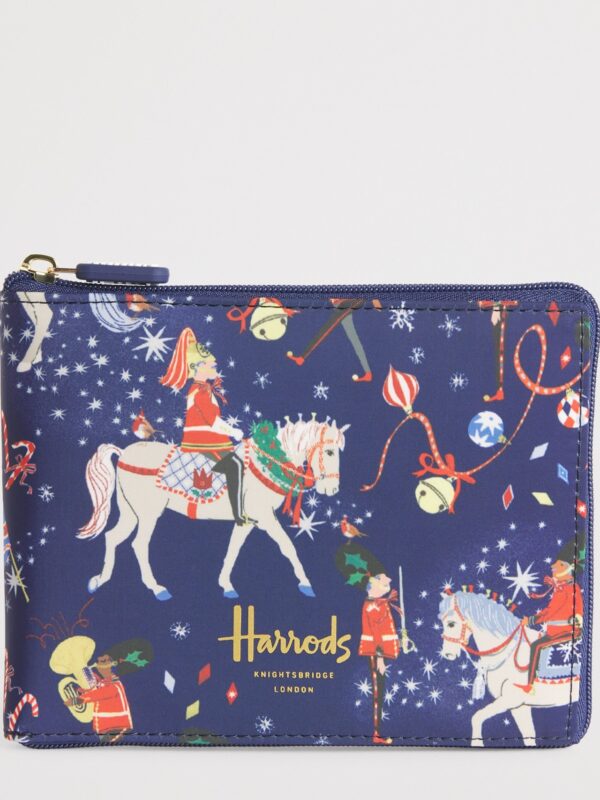 Harrods 聖誕旋轉木馬購物袋側面細節,展示雙手提帶與拉鍊開合設計