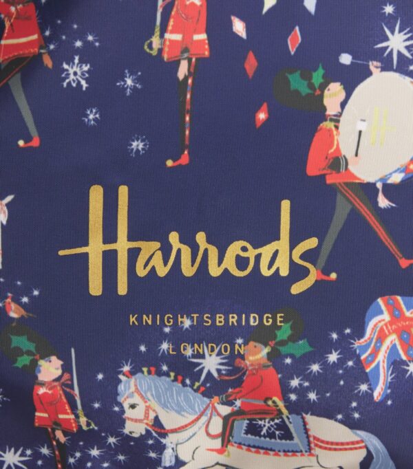HDBD2632001-69_3 Harrods 旋轉木馬購物袋折疊狀態,呈現約 14.5cm 方形緊緻收納尺寸