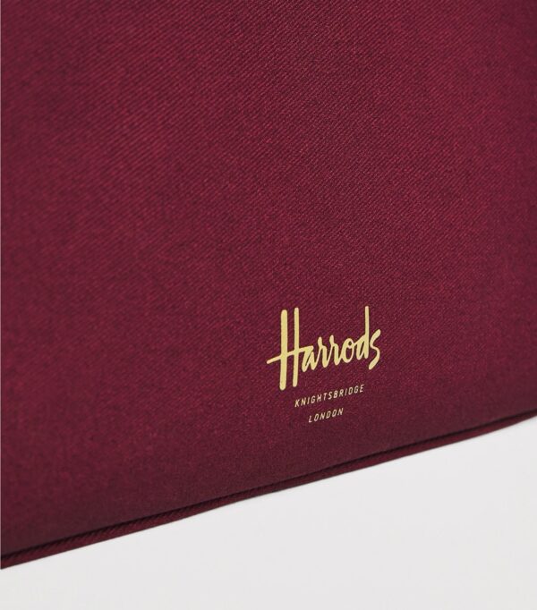 HDBE2630006-18_3-mc Harrods 中號化妝包拉鍊開口俯視,內部收納空間與金色五金配件近拍