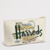 HDBE2630008-00_2 Harrods City Stories 帆布盥洗包側面細節,展示特拉法加廣場獅子與聖保羅大教堂印花