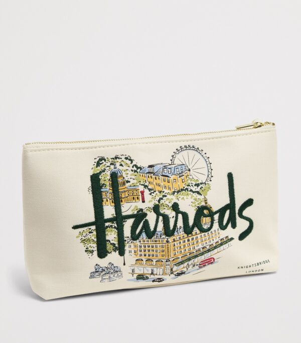 HDBE2630008-00_2 Harrods City Stories 帆布盥洗包側面細節,展示特拉法加廣場獅子與聖保羅大教堂印花