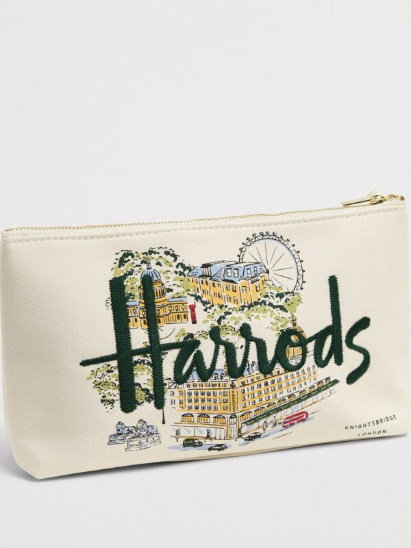 Harrods City Stories 帆布盥洗包側面細節,展示特拉法加廣場獅子與聖保羅大教堂印花