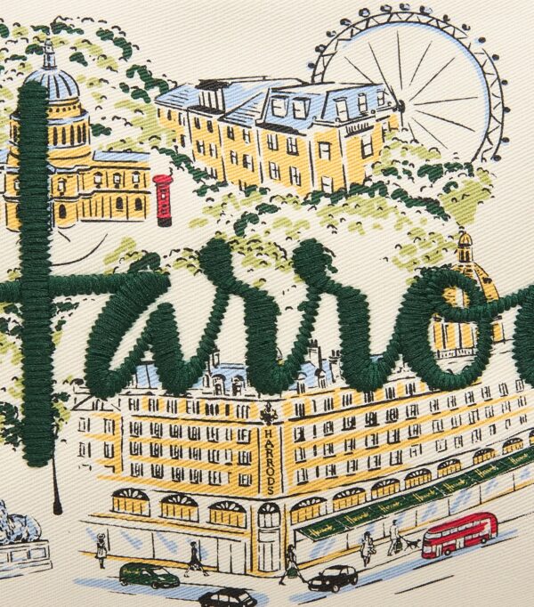 Harrods 城市故事帆布包拉鍊開口與內部空間展示，約 16×28×6cm