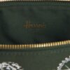 HDBE2630008-55_4 Harrods 城市故事綠色帆布手拿包整體情境擺拍,展現英倫精品質感與實用尺寸
