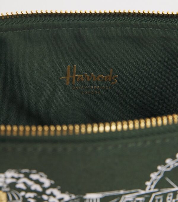 Harrods 城市故事綠色帆布手拿包整體情境擺拍，展現英倫精品質感與實用尺寸
