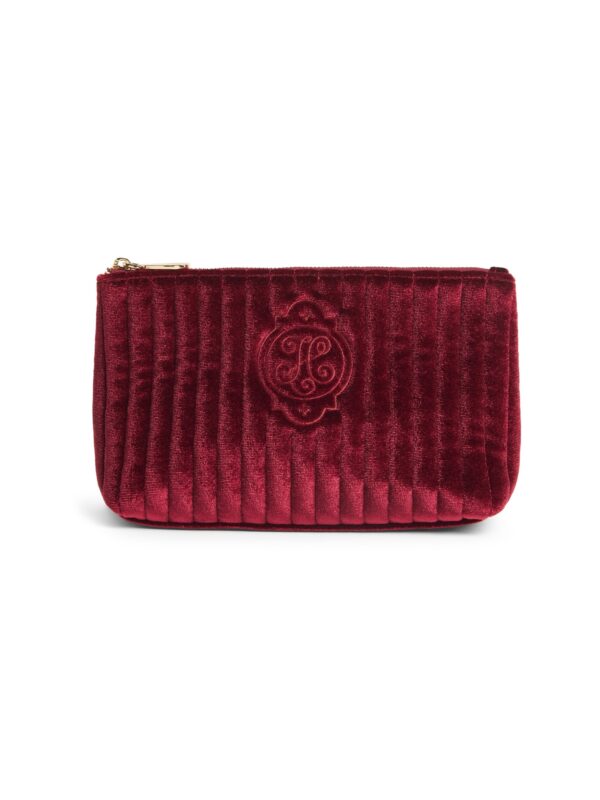 HDBE2632011-18_1-uni 英國 Harrods 紅色天鵝絨鷓鴣化妝包正面,金色刺繡字母組合特寫,絎縫紋路清晰可見