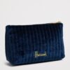 HDBE2632011-69_2 Harrods Small Velvet Partridge Wash Bag 側面角度,呈現包體深度與天鵝絨光澤質感