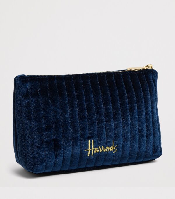 HDBE2632011-69_2 Harrods Small Velvet Partridge Wash Bag 側面角度,呈現包體深度與天鵝絨光澤質感